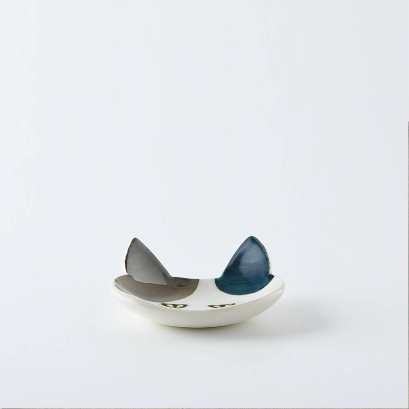 Angled view highlighting the delicate contours and raised ears of the Japanese cat cutlery rest
