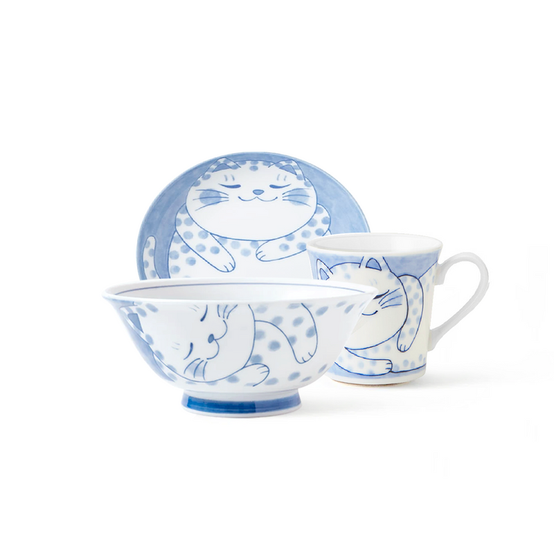 The Daitoua Neko Chigura 3-piece dining set, showing the oval serving bowl, ramen bowl, and mug with their charming hand-painted cat illustrations.