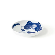 The Daitoua Neko Chigura Hachiware Japanese Oval Serving Bowl on a white background, showing the playful cat illustration.
