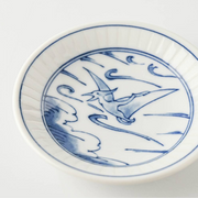 Close-up of the Edokko Dinosaur Hiyakuryu mini plate, showing the blue and white illustration of a pterosaur flying over waves.