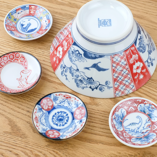 Awasaka Edokko Dinosaur Porcelain Donburi Bowl (18.5cm) and four matching mini plates (9cm) featuring dinosaur illustrations and traditional Japanese motifs.