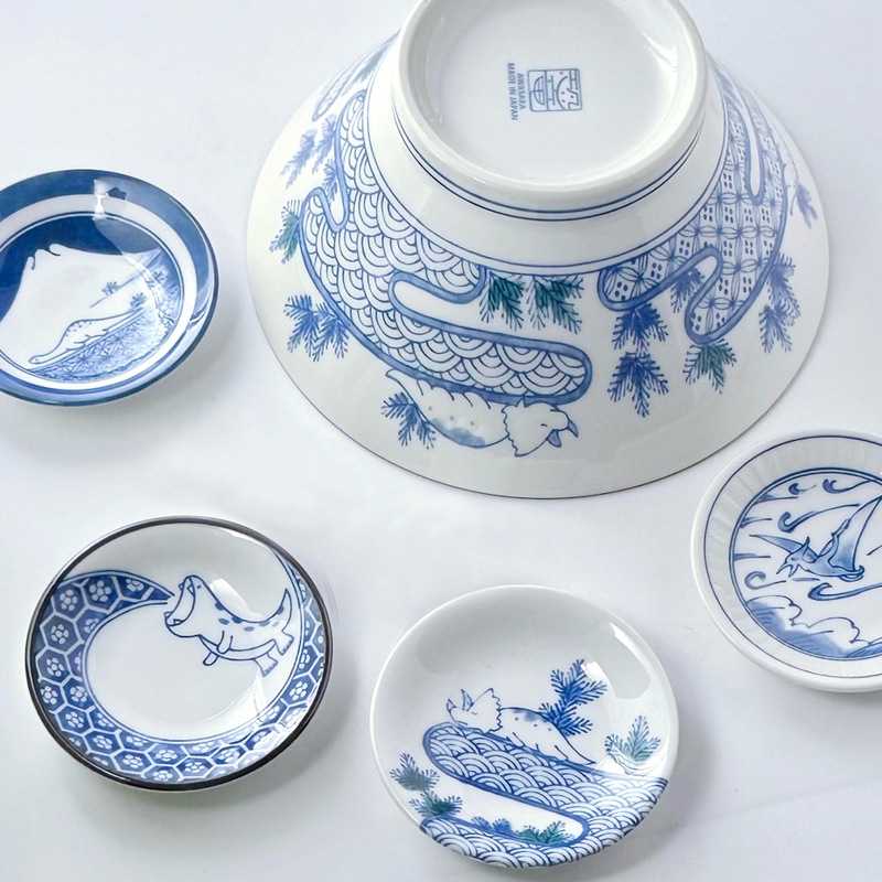 Edokko Dinosaur Seigaiha Japanese Donburi Bowl and four coordinating 9cm mini plates featuring playful blue dinosaur illustrations on white porcelain.