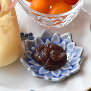The Fiore Dahlia mini plate in blue, used to serve a portion of red bean paste on a dining table.

