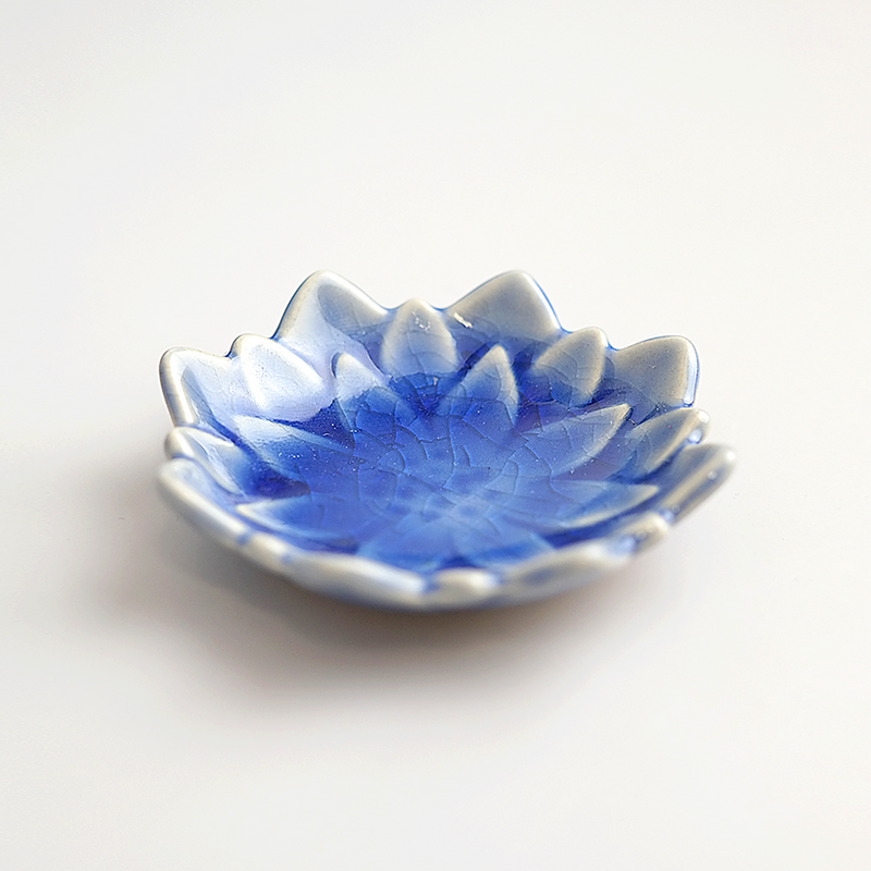 
An angled product image of the blue Fiore Dahlia mini plate, showing its flower shape and crackled glaze detail.

