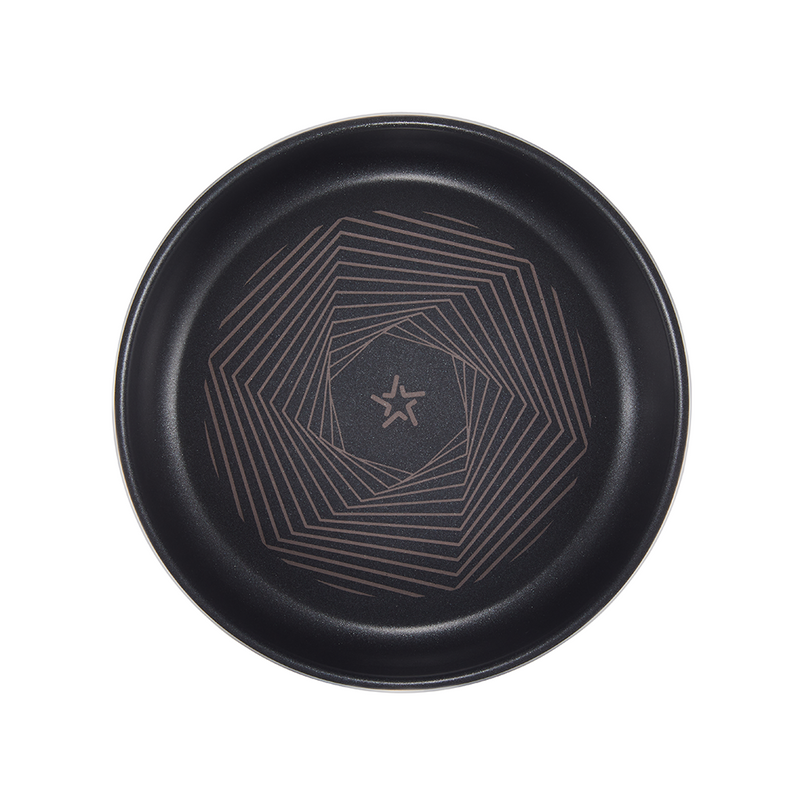 Top view of the Happycall Freehands Spica frying pan, showing the geometric pattern on the non-stick surface