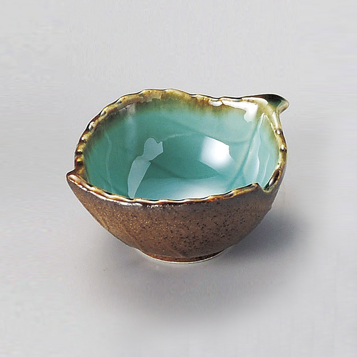 Japanese crafted bowl in leaf shape, showcasing a vibrant green inside and earthy brown outside, measuring 9cm.