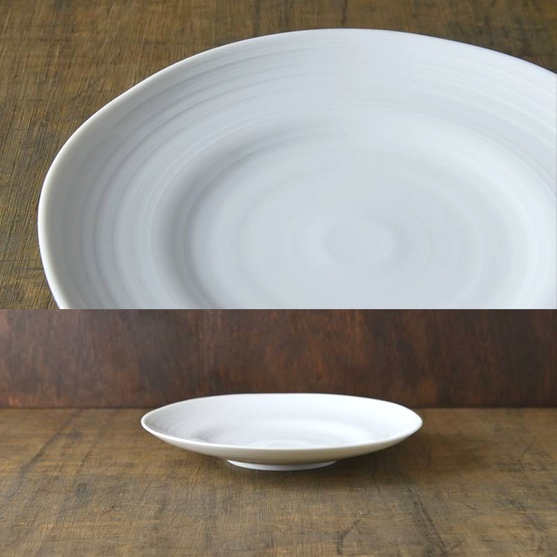 A composite image showing a close-up of the Kushime plate's textured lines and a side profile view of the plate on a wood surface.

