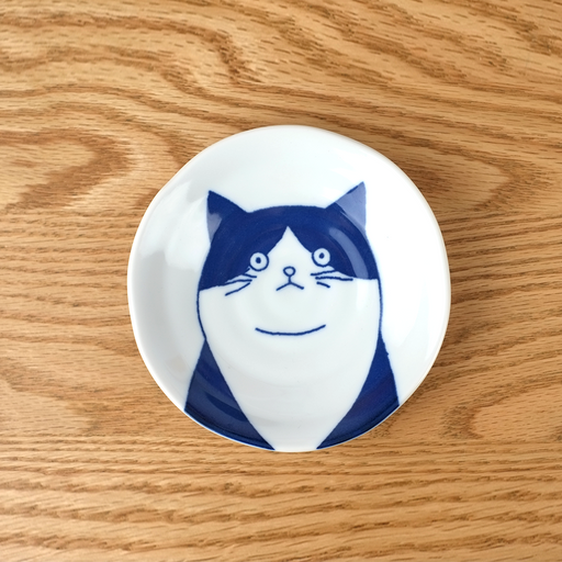 The Shichita Mino Yaki Cat Tama side plate, shown from above on a wooden table.
