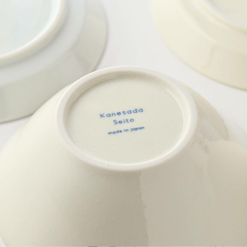 The base of the Nekomaruke donburi bowl, showing the Kanesada Seito maker's mark.
