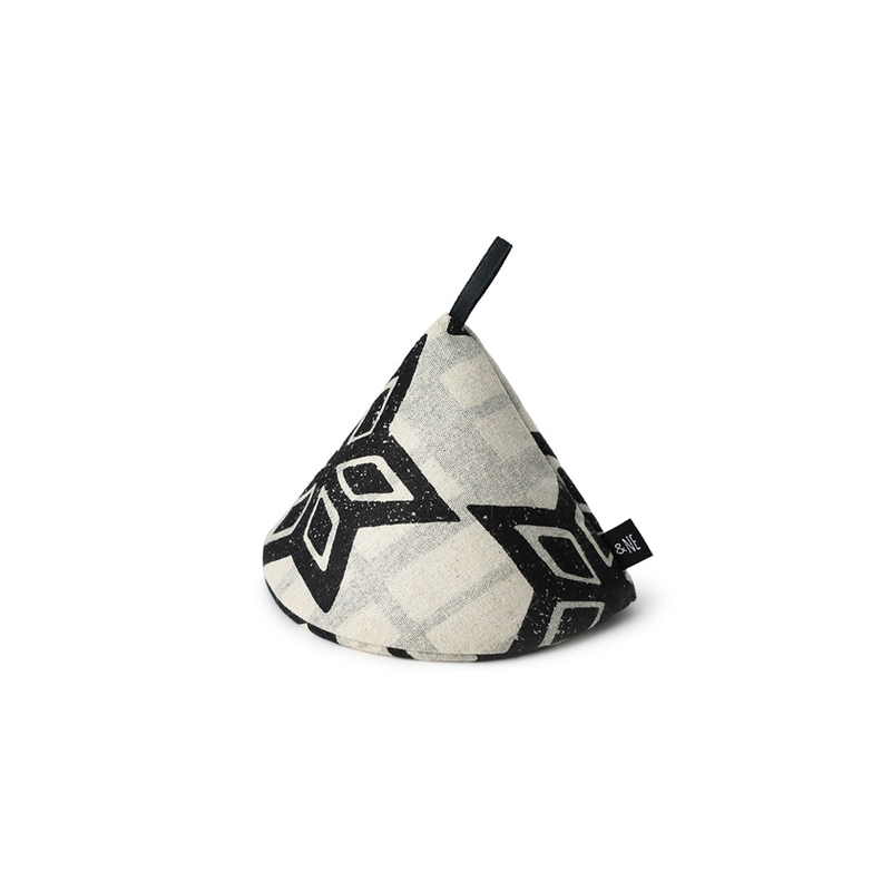 The &NE cone-shaped Japanese pot holder, featuring a modern 'Hana' (flower) pattern in black and white.
