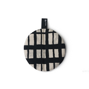 Black and off-white checkered &NE Manmaru pot holder viewed from above.


