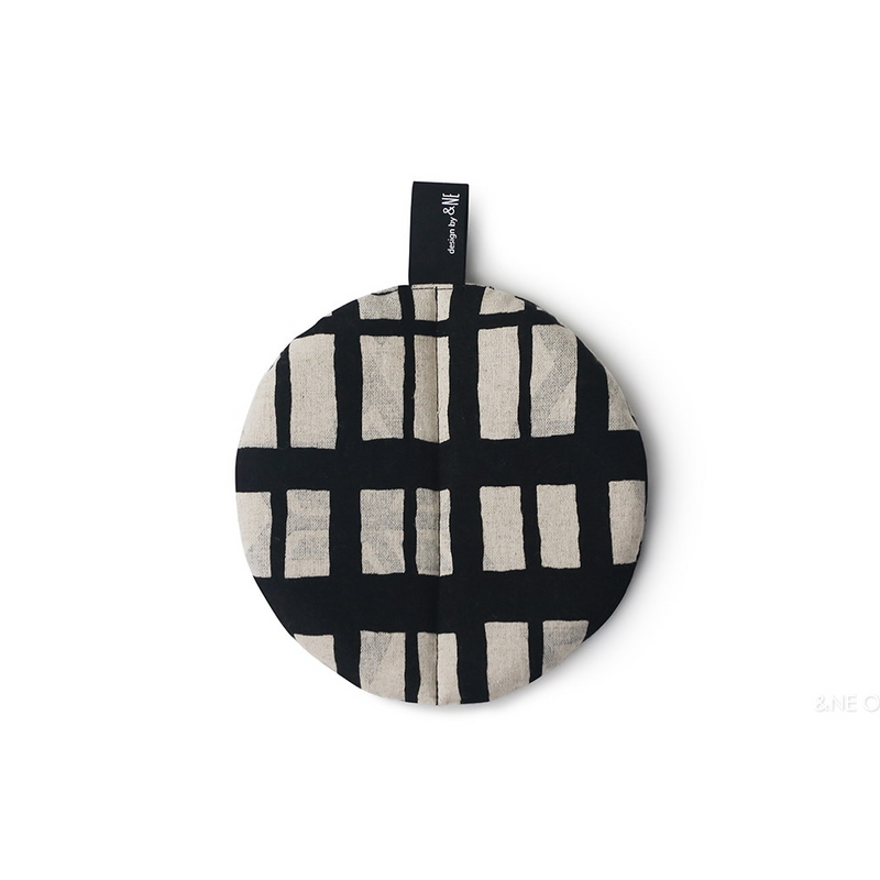 Black and off-white checkered &NE Manmaru pot holder viewed from above.

