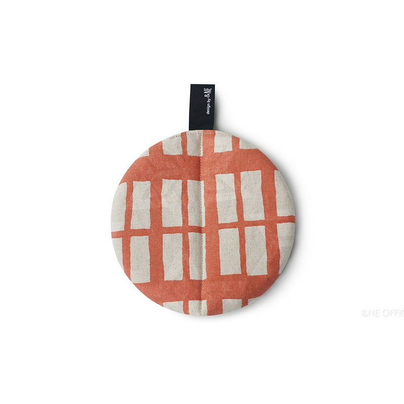 Top view of a coral-patterned round pot holder with a centred hanging tag.

