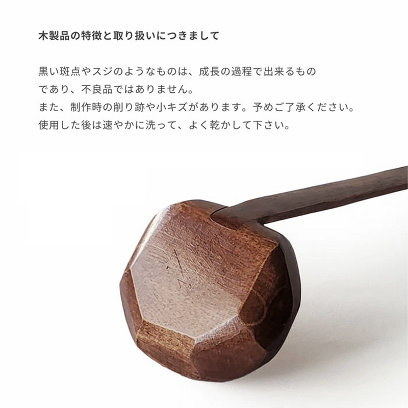 Close-up view of the Nippan Lacquerware ladle’s faceted base with Japanese text explaining natural wood characteristics.

