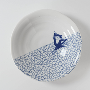 Flat lay of the Shichita Mino Yaki Cat Hyouretsumon Pattern Plate displaying the full pattern, highlighting the cat gliding playfully across an intricate blue mosaic pattern.







