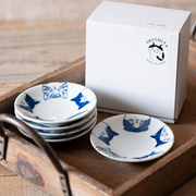 Takamizu Kiln SHICHITA cat mini plate set of five 10cm Japanese porcelain plates with blue cat illustrations, stacked on a wooden tray beside the Mino ware gift box.


