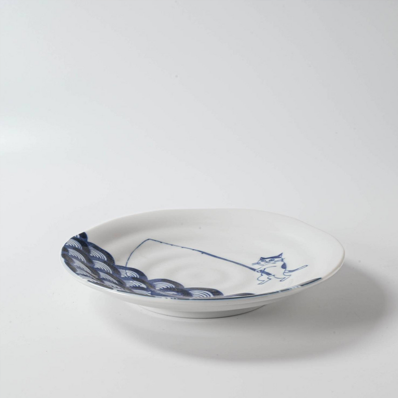 Side view of shichita plate showing its depth and curved rim.


