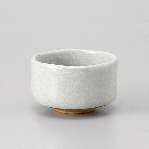 Shiro Kannyu 450ml matcha bowl in grey-white crackle glaze with an unglazed foot
