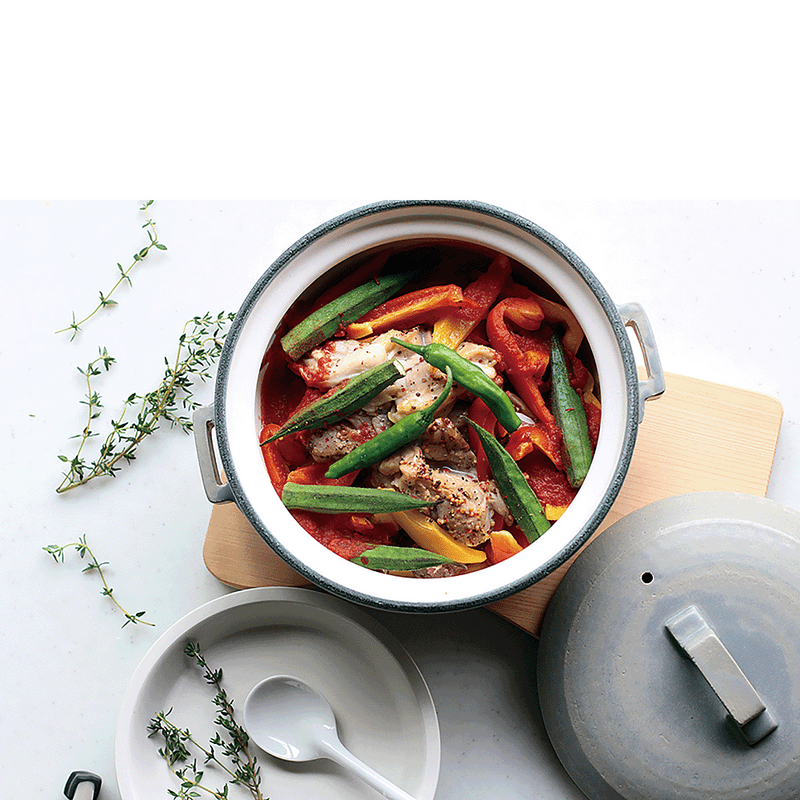 Close-up of the silver-grey Japanese Tojiki Tonya Tstyle Donabe clay pot's lid, showcasing its texture and design.