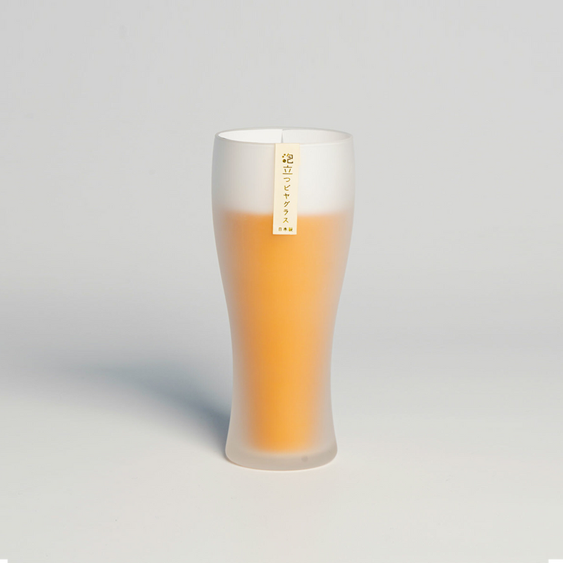 Toyo Sasaki Frosted Beer Glass Standing Alone – A frosted beer glass with a gentle curve, featuring a Japanese label on the upper part, designed for enhanced beer foam retention.