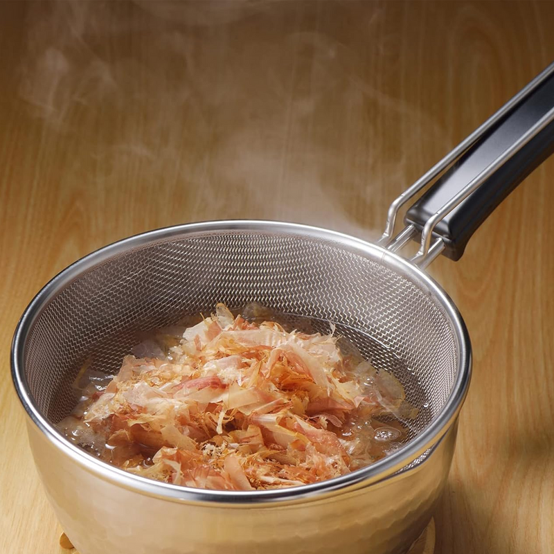 The Yoshikawa stainless steel strainer insert sitting inside a Yukihira saucepan, holding freshly cooked noodles.