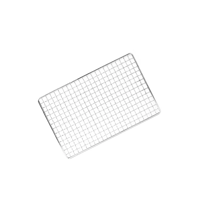 A product image of the 28cm x 18cm disposable grill mesh for the Iwatani grill, showing its welded grid construction on a white background.

