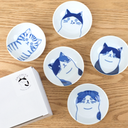 The Shichita Mino Yaki Cat 5-piece side bowl set, showing five bowls with different cat illustrations displayed next to their yellow gift box.