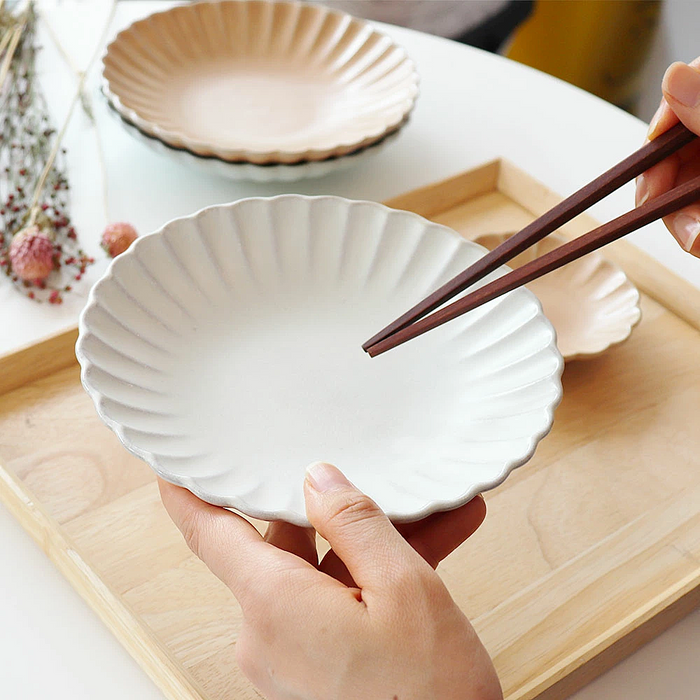 Aito Seto Yaki Hana 4-Piece Dinnerware Beige and White Set: Made in Japan