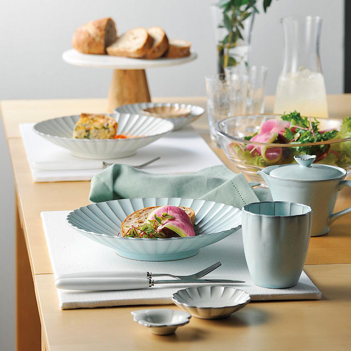 Aito Seto Yaki Hana 4-Piece Dinnerware Light Blue & Beige Set: serving light meals