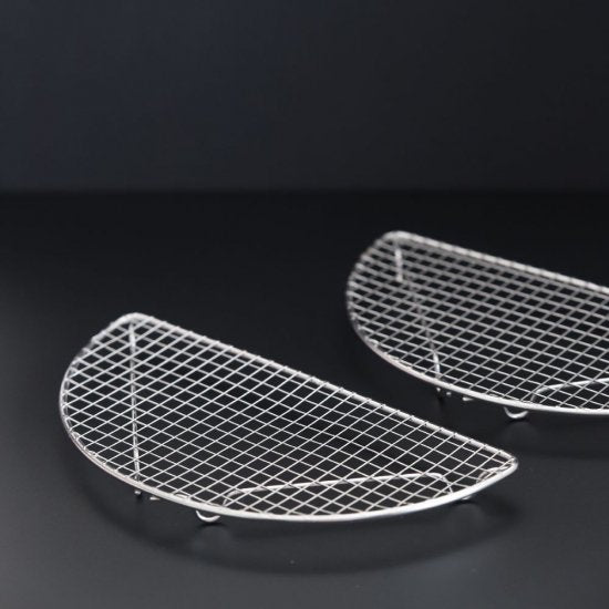 Sleek stainless steel wire rack for resting and draining tonkatsu, highlighting its size and single-piece packaging.