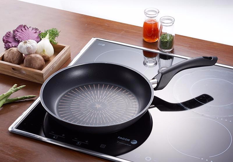 Happycall Plasma IH Titanium Frypan 30cm: on induction cooktop