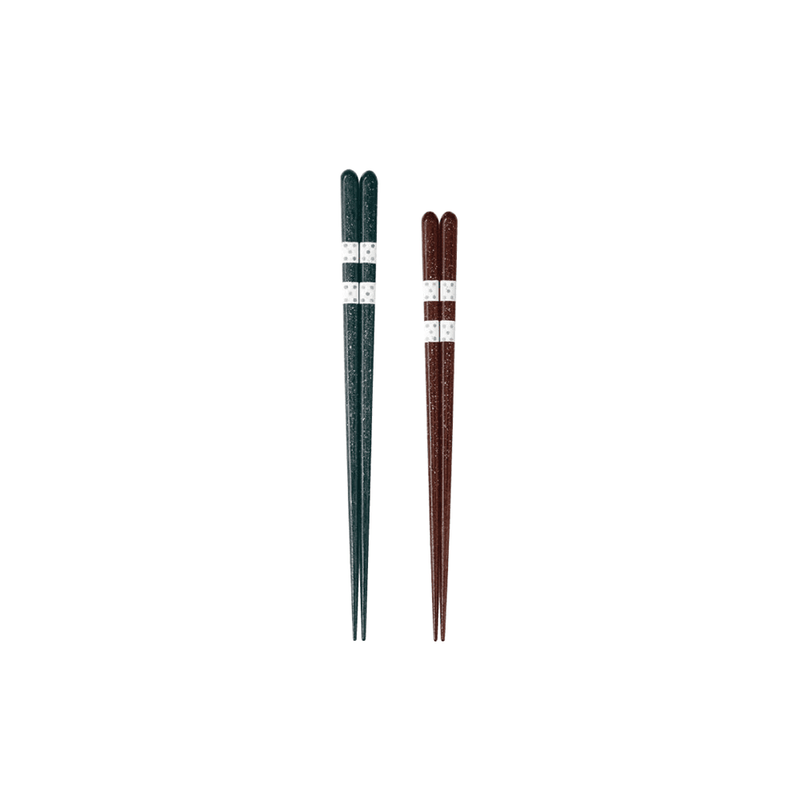 A studio photo showing two pairs of Ishida Ginsetsu Wakasa-Nuri chopsticks, one in dark green (23cm) and one in umber/red (21cm), both with a silver glitter finish and white bands.