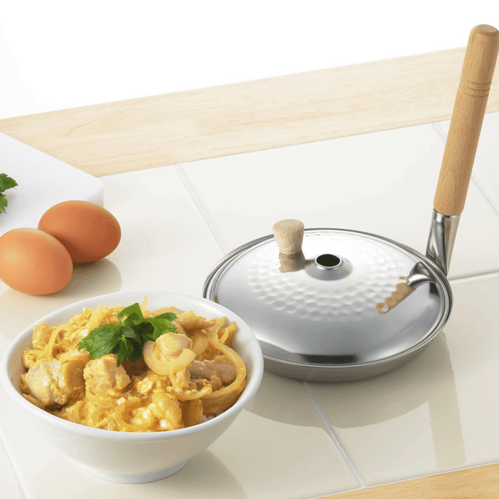 Image of the Yoshikawa 16cm Oyakodon Pan with Lid, built for induction cooking.
