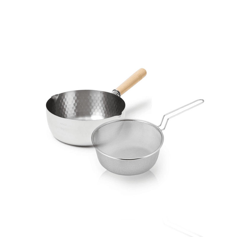 A product image of the Yoshikawa Yukihira 18cm saucepan and its matching mesh strainer with handle.

