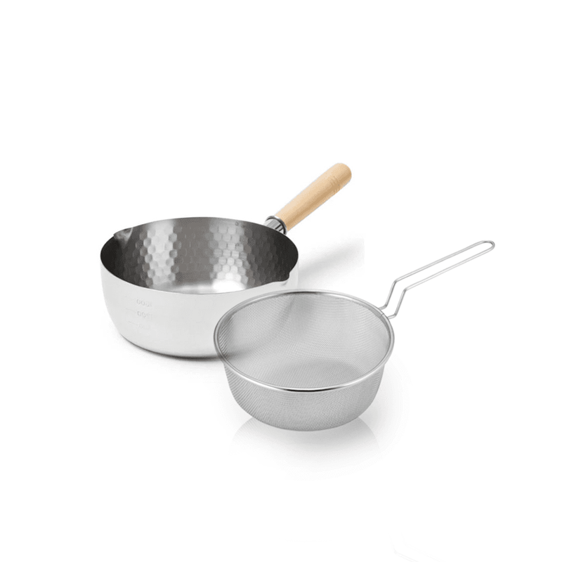 A product image of the Yoshikawa Yukihira 20cm saucepan and its matching mesh strainer with handle.

