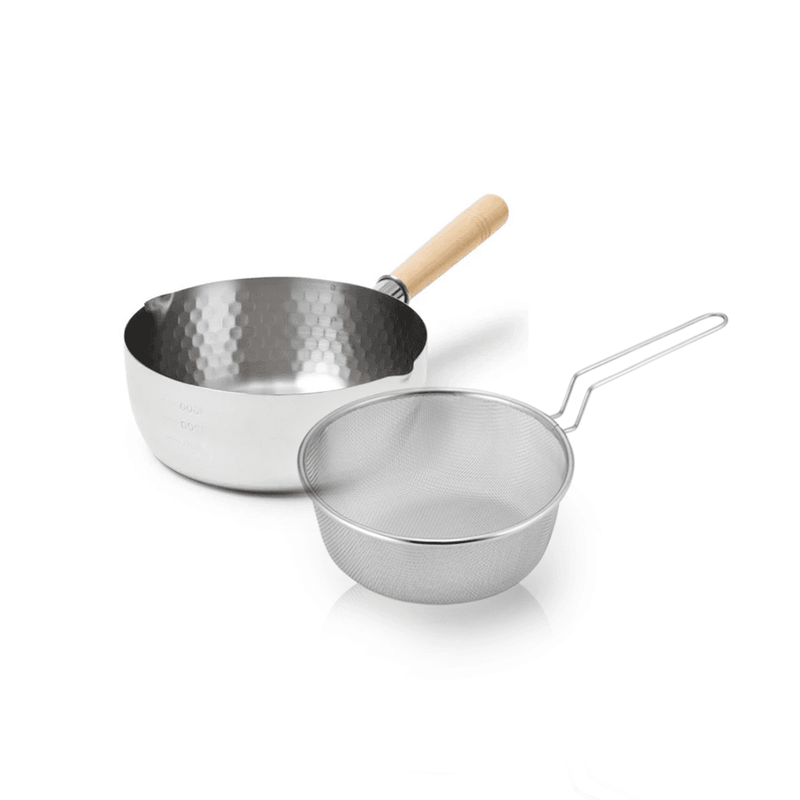 A product image of the Yoshikawa Yukihira 22cm saucepan and its matching mesh strainer with handle.


