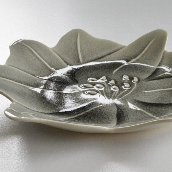 Aito Seto Yaki Amaryllis Glazed Dinner Plate (25cm) - Glossy Grey:  glossy surface