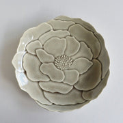 Aito Seto Yaki Blossom Glazed Dinner Plate (22cm) - Glossy Grey: top angle of the plate