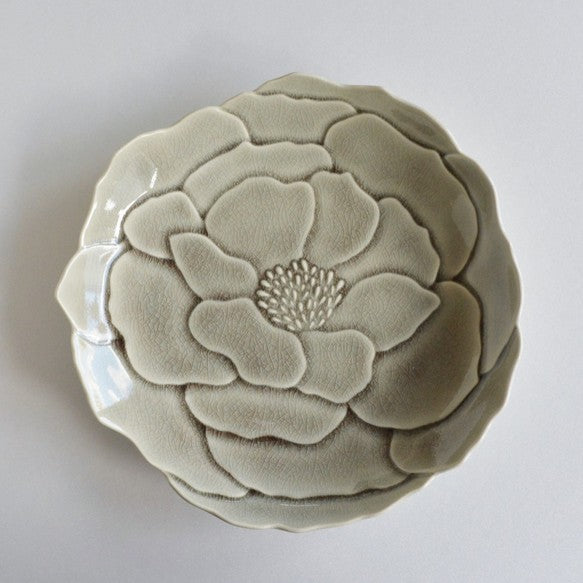 Aito Seto Yaki Blossom Glazed Dinner Plate (22cm) - Glossy Grey: top angle of the plate