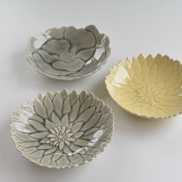 Aito Seto Yaki Blossom Glazed Dinner Plate (22cm) - Glossy Grey: 2 grey plates and 1 yellow plate