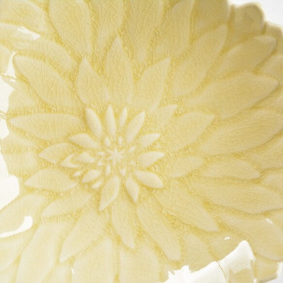 Aito Seto Yaki Dahlia Glazed Dessert Plate (15cm) - Glossy Ivory: glossy surface