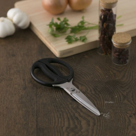 Kai Seki Magoroku Kitchen Scissors: heat-resistant temperature of 100 degree