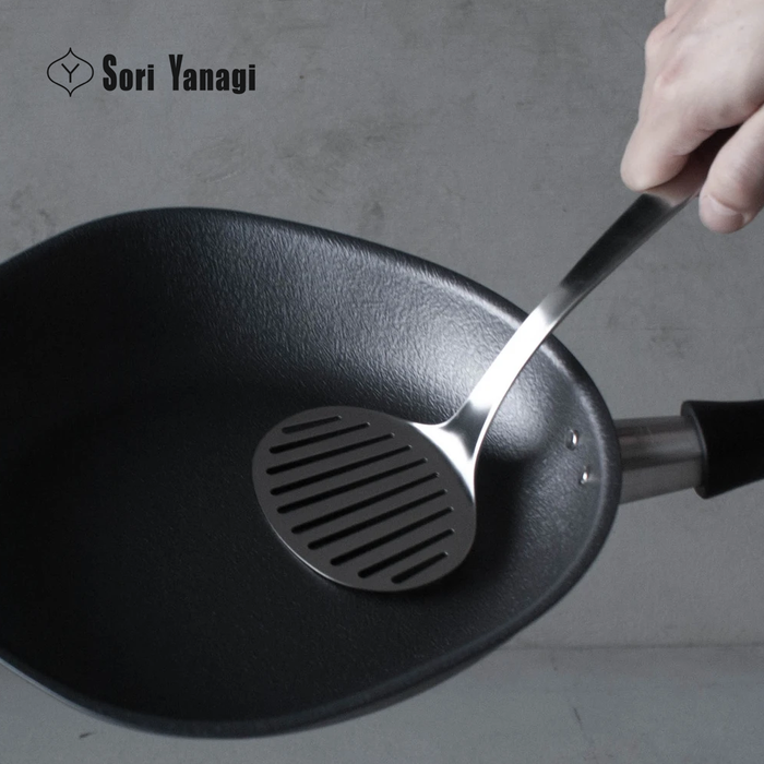 Sori Yanagi Pure Iron Induction Frypan 25cm with Stainless Steel Lid: Cooking with turner
