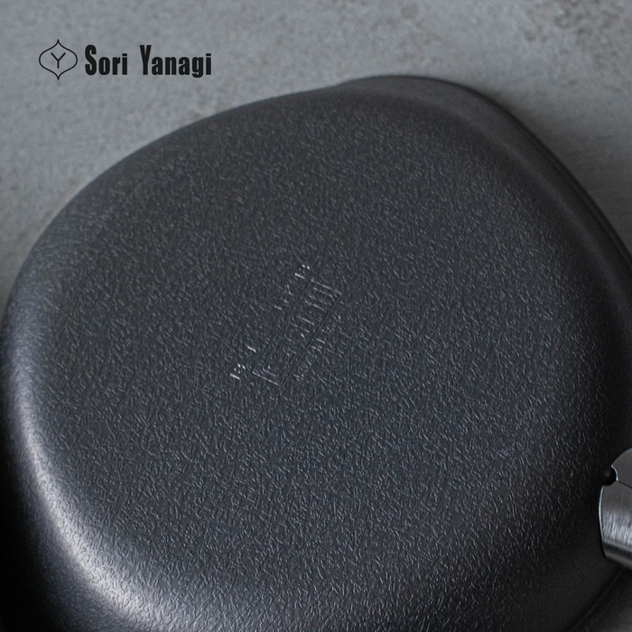 Sori Yanagi Pure Iron Induction Frypan 25cm with Stainless Steel Lid: Bottom details
