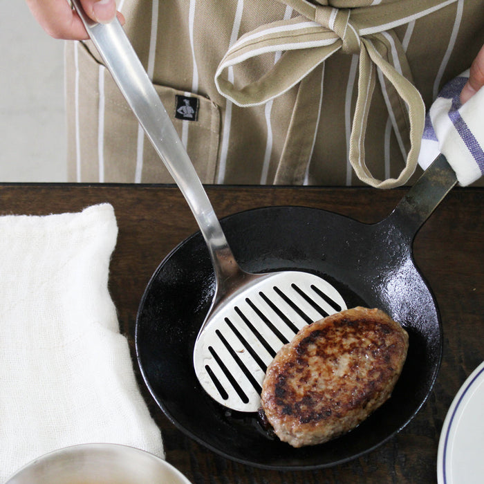 Sori Yanagi Stainless Steel 6-piece Utensil Set: Cooking hamburger
