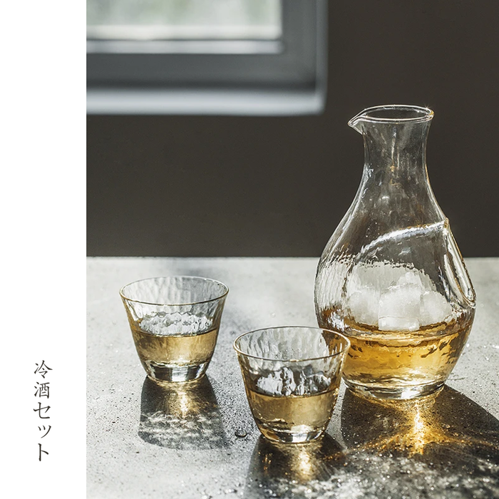 Toyo Sasaki Takasegawa Handmade Amber Sake Set: At night, the sake set looks fantastic under indoor lighting